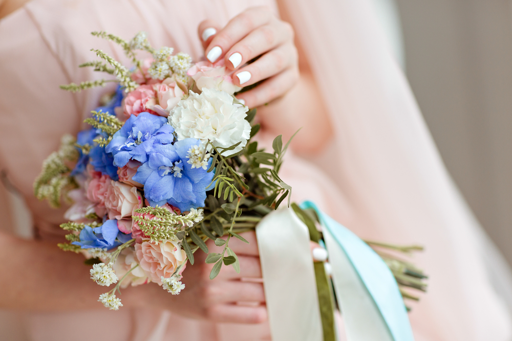 どんな色やお花が似合う カラードレス用ブーケの選び方 カップルに人気の婚約指輪 結婚指輪はi Primo アイプリモ