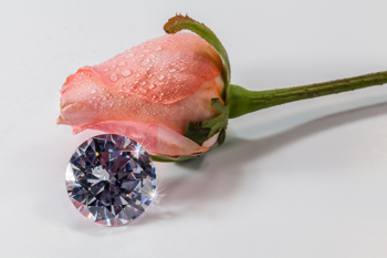 ダイヤモンドに込められた意味 とは 心を込めて婚約指輪を贈ろう 婚約指輪 結婚指輪のi Primo アイプリモ カップルに人気の婚約指輪 結婚指輪はi Primo アイプリモ