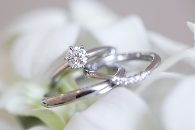婚約指輪を1カラットのダイヤモンドで作るとどんなデザインがおすすめ