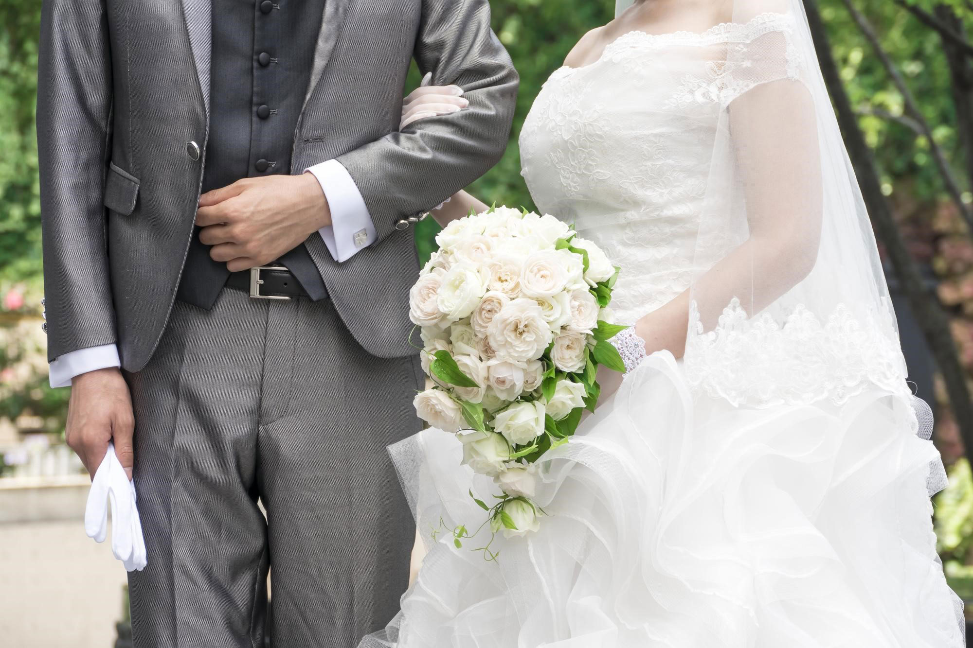 新郎の結婚式の服装は タキシード概要や選び方をご紹介 カップルに人気の婚約指輪 結婚指輪はi Primo アイプリモ