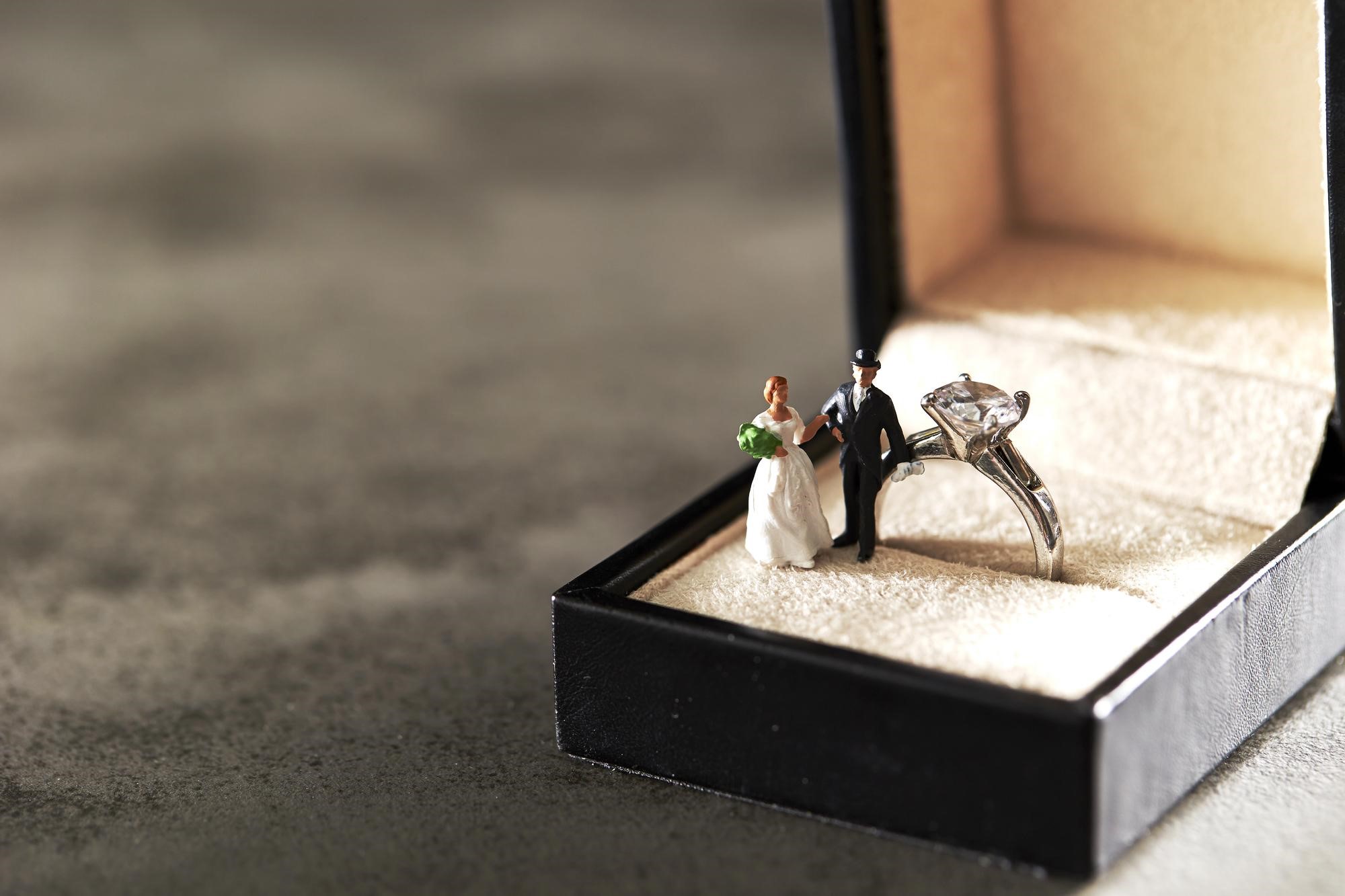 婚約指輪は普段使いできる！おすすめのデザイン・素材と押さえておき