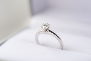0 2カラットが着けやすい 普段使いしやすい婚約指輪とは 婚約指輪 結婚指輪のi Primo アイプリモ