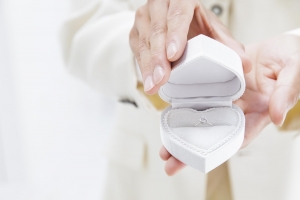 婚約指輪のダイヤモンドは何カラットがいい？相場やデザインを徹底解説 ...